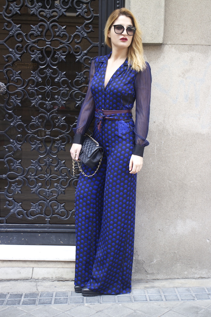 Diane Von Furstenberg  jumpsuit polka dots chanel bag prada sunnies Paula Fraile Amarás la moda fashion blogger10