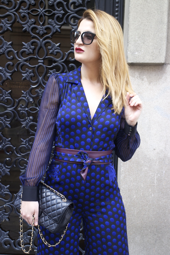 Diane Von Furstenberg  jumpsuit polka dots chanel bag prada sunnies Paula Fraile Amarás la moda fashion blogger12