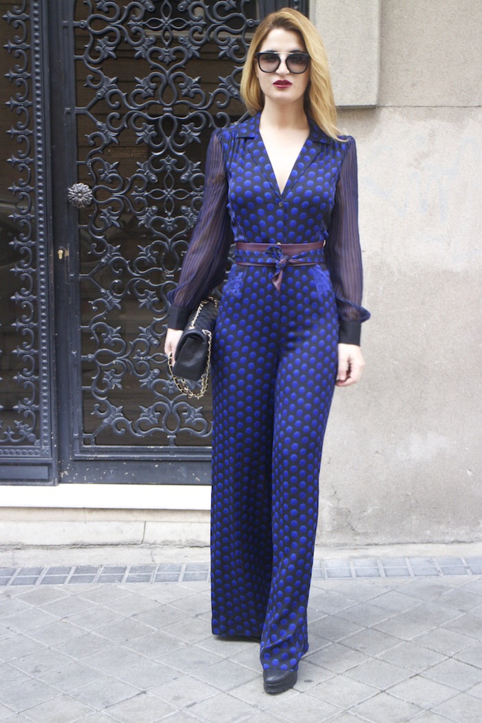 Diane Von Furstenberg  jumpsuit polka dots chanel bag prada sunnies Paula Fraile Amarás la moda fashion blogger17