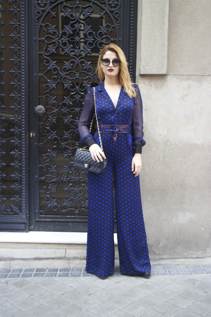 Diane Von Furstenberg  jumpsuit polka dots chanel bag prada sunnies Paula Fraile Amarás la moda fashion blogger6