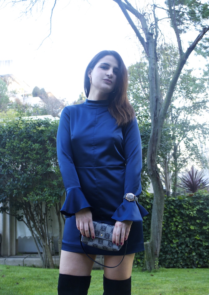 henry-london-embajadora-paula-fraile-vestido-escote-espalda-azul-bolso-loewe-amaras-la-moda10