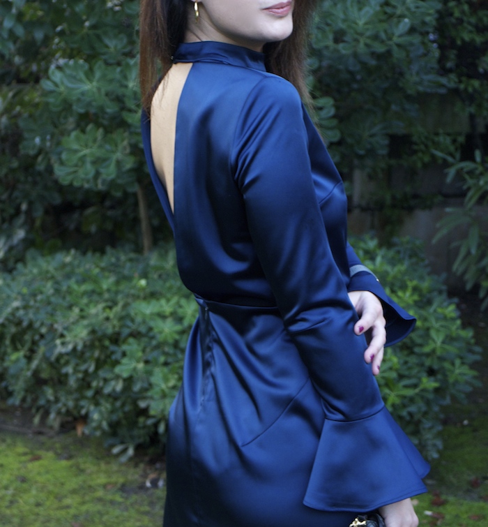 henry-london-embajadora-paula-fraile-vestido-escote-espalda-azul-bolso-loewe-amaras-la-moda6
