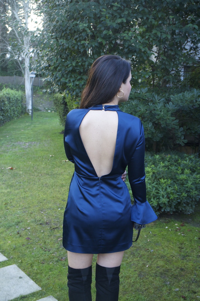 henry-london-embajadora-paula-fraile-vestido-escote-espalda-azul-bolso-loewe-amaras-la-moda7